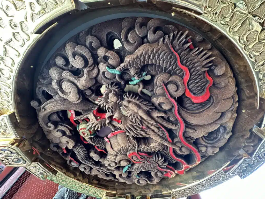 雷門大燈籠底部的龍雕木刻細節圖