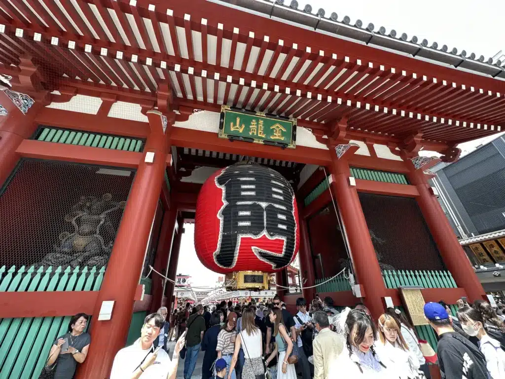 東京雷門正面視角,中央為巨大紅色燈籠