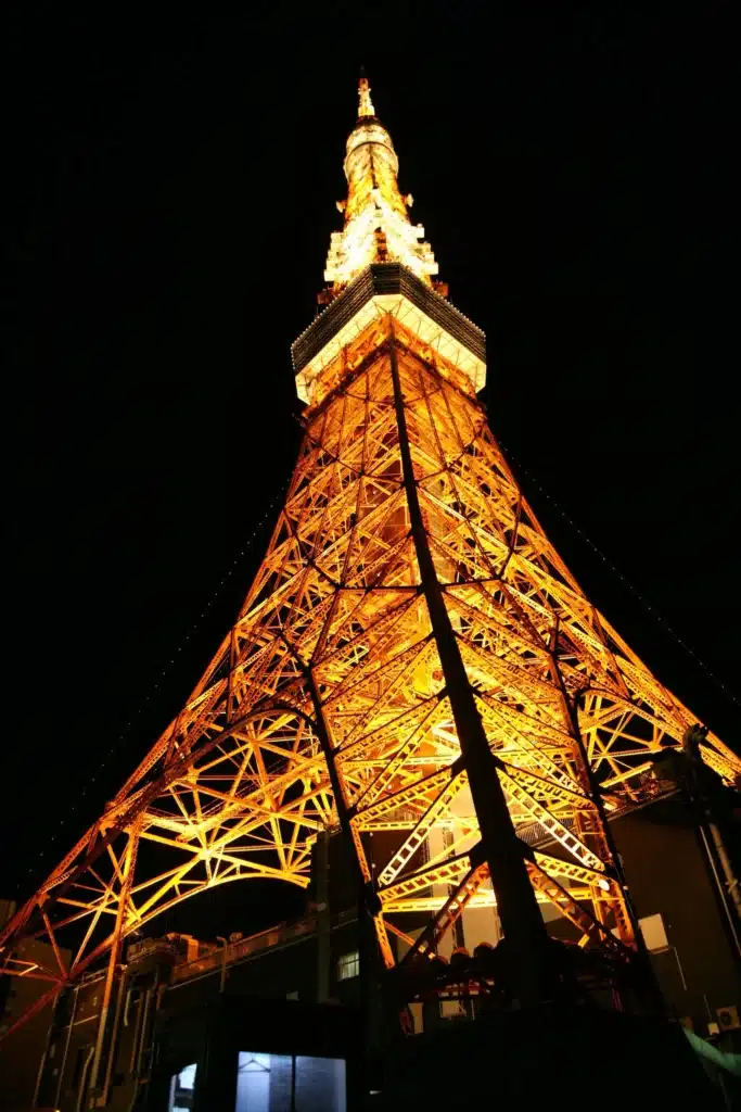夜間從塔底仰望東京鐵塔,整體呈現金黃色照明效果