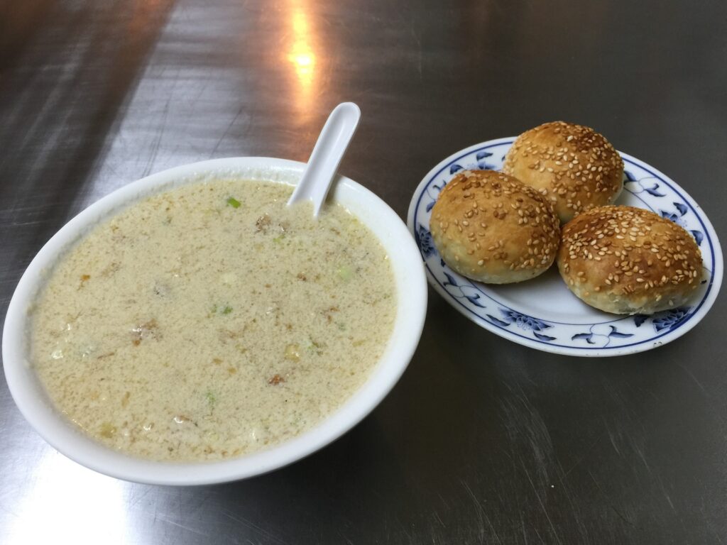 小李子燒餅舖的鹹酥餅和鹹豆漿。