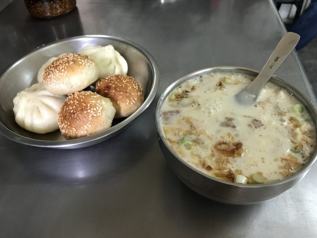 小李子燒餅舖的鹹酥餅和鹹豆漿，還有小籠包。