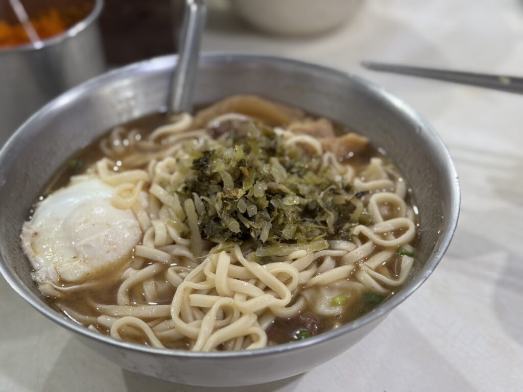 加入酸菜的林記牛肉麵，風味更加豐富。