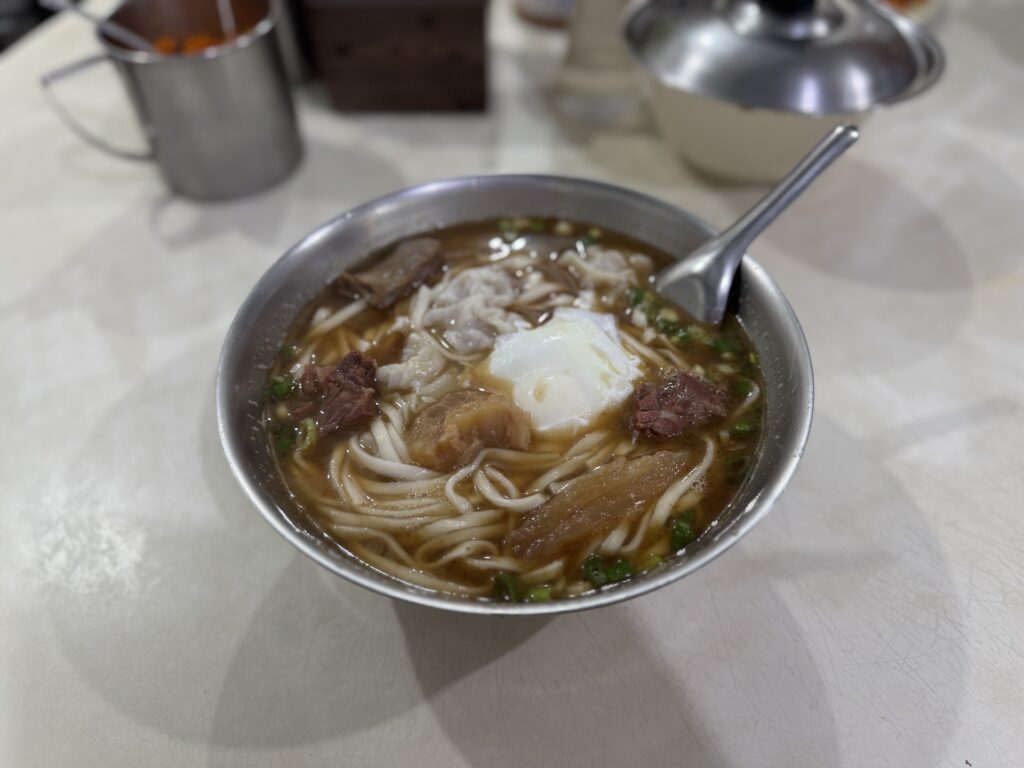 林記牛肉麵的半筋半肉麵，搭配一顆荷包蛋，湯頭清澈誘人。