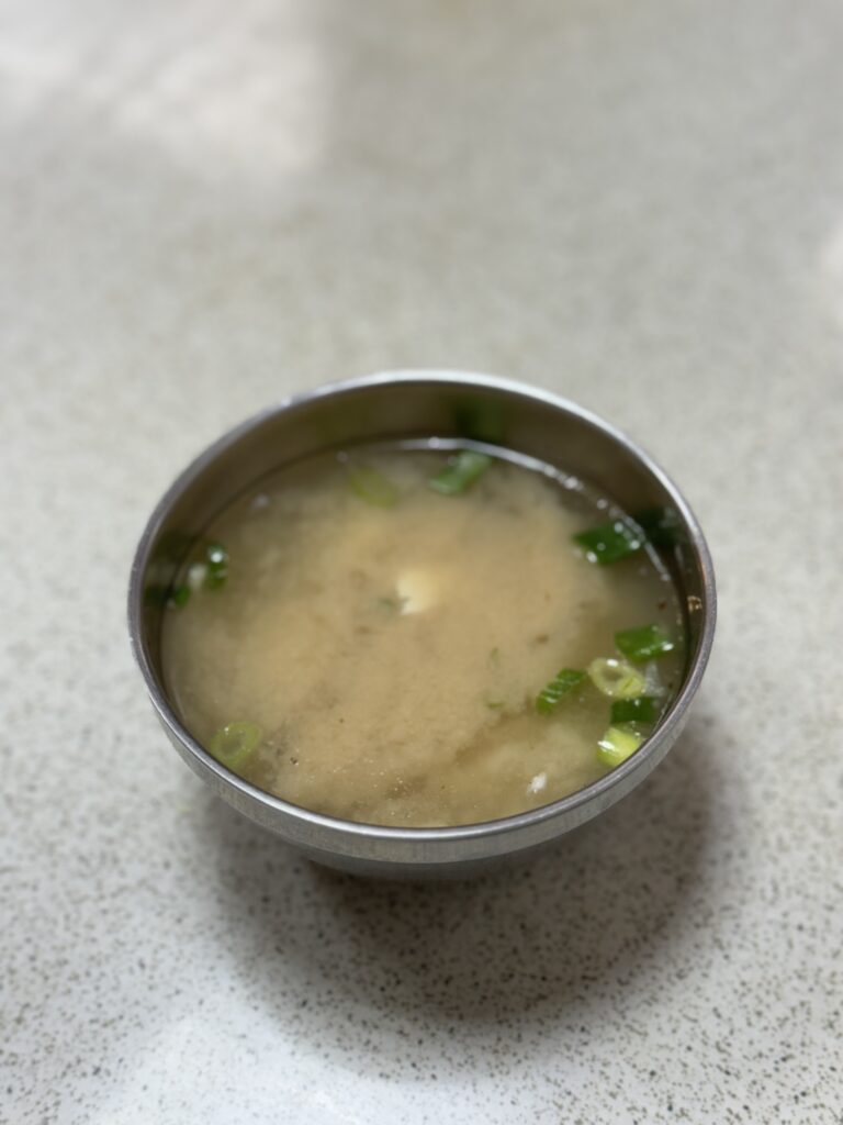 台灣古早味正宗阿偉咖哩飯的味噌湯