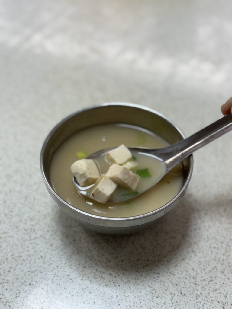 台灣古早味正宗阿偉咖哩飯的味噌湯料很多