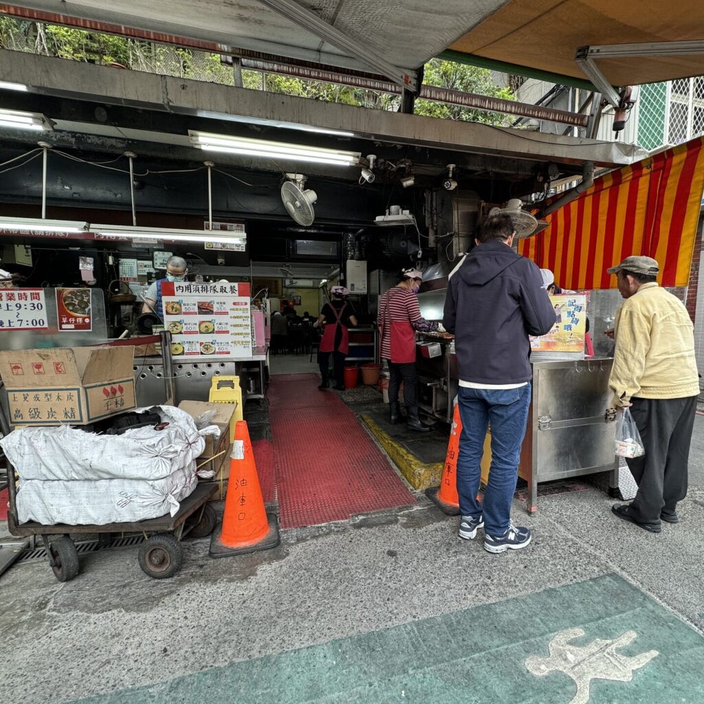 油庫口蚵仔麵線+炭烤香腸 油庫口店門口烤香腸