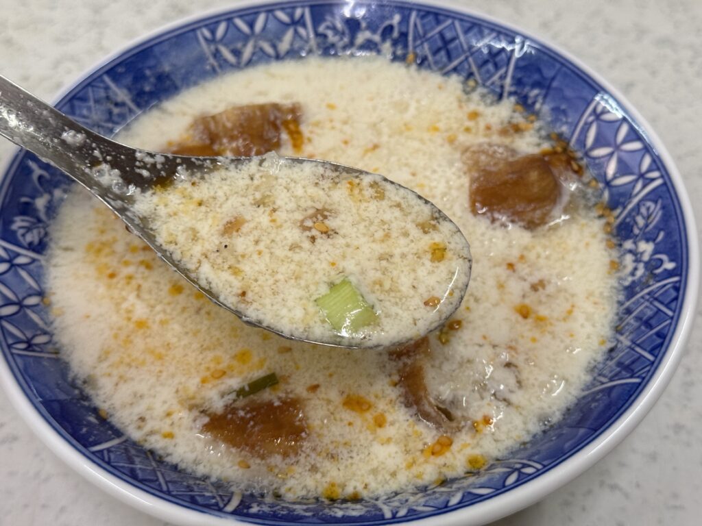 原西園橋下燒餅油條的鹹豆漿。