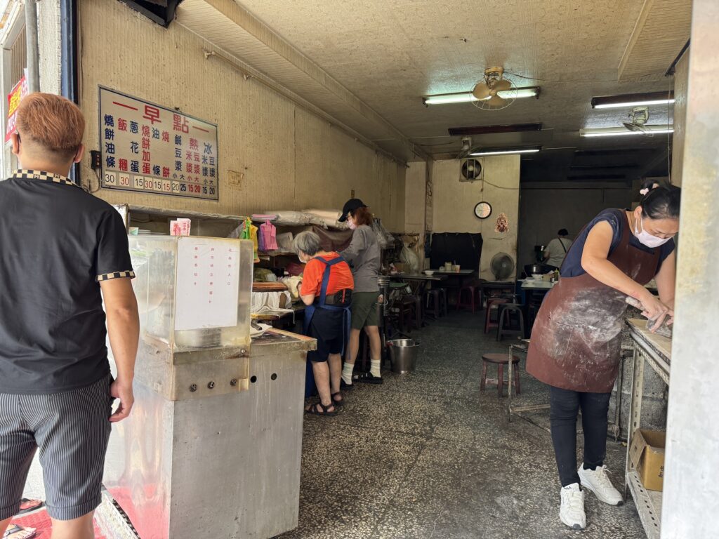 原西園橋下燒餅油條店門口