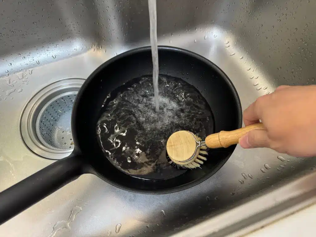 鍋子還是可以用清潔劑來進行清刷的。