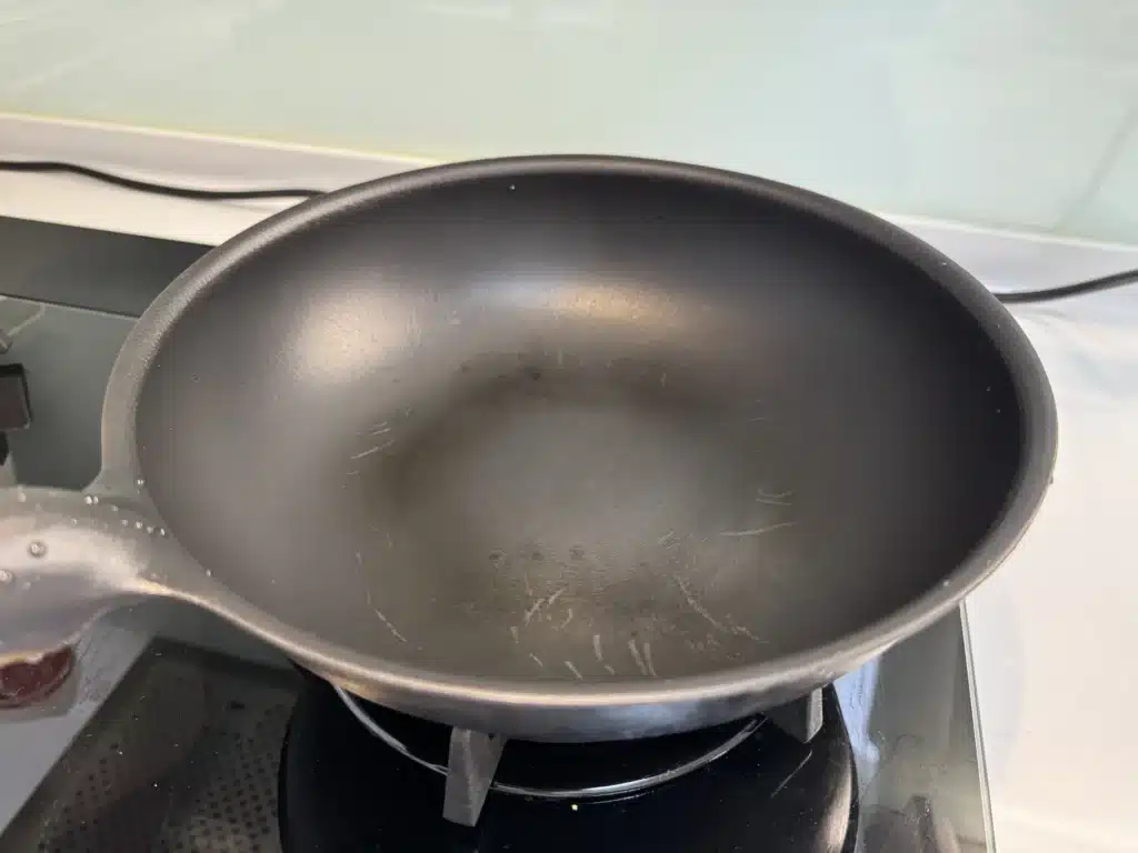 鍋子洗乾淨之後，就加熱燒乾整個鍋子。
