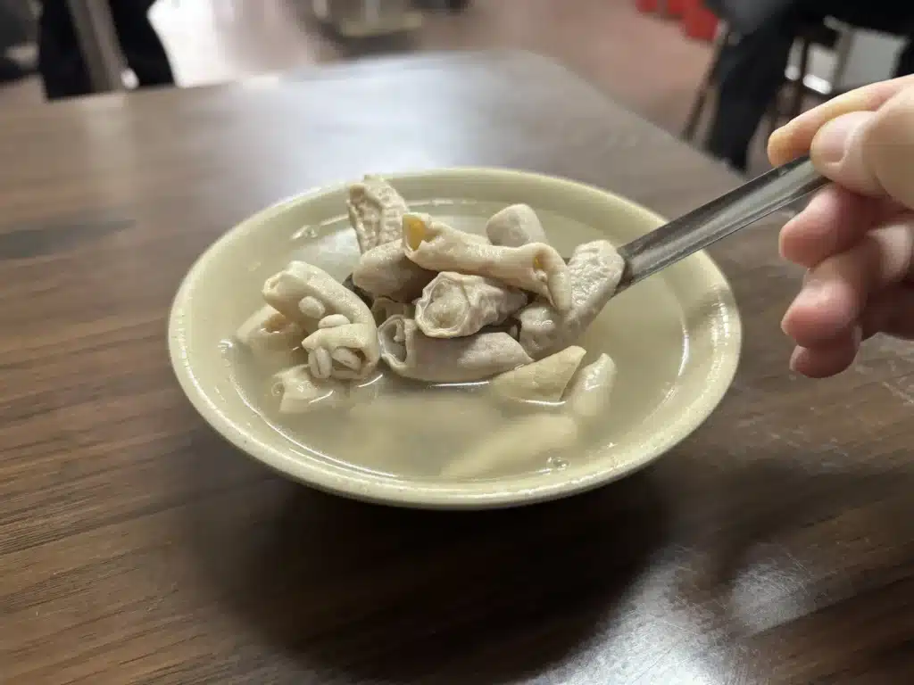 阿仁小吃的四神湯，超級多大腸！