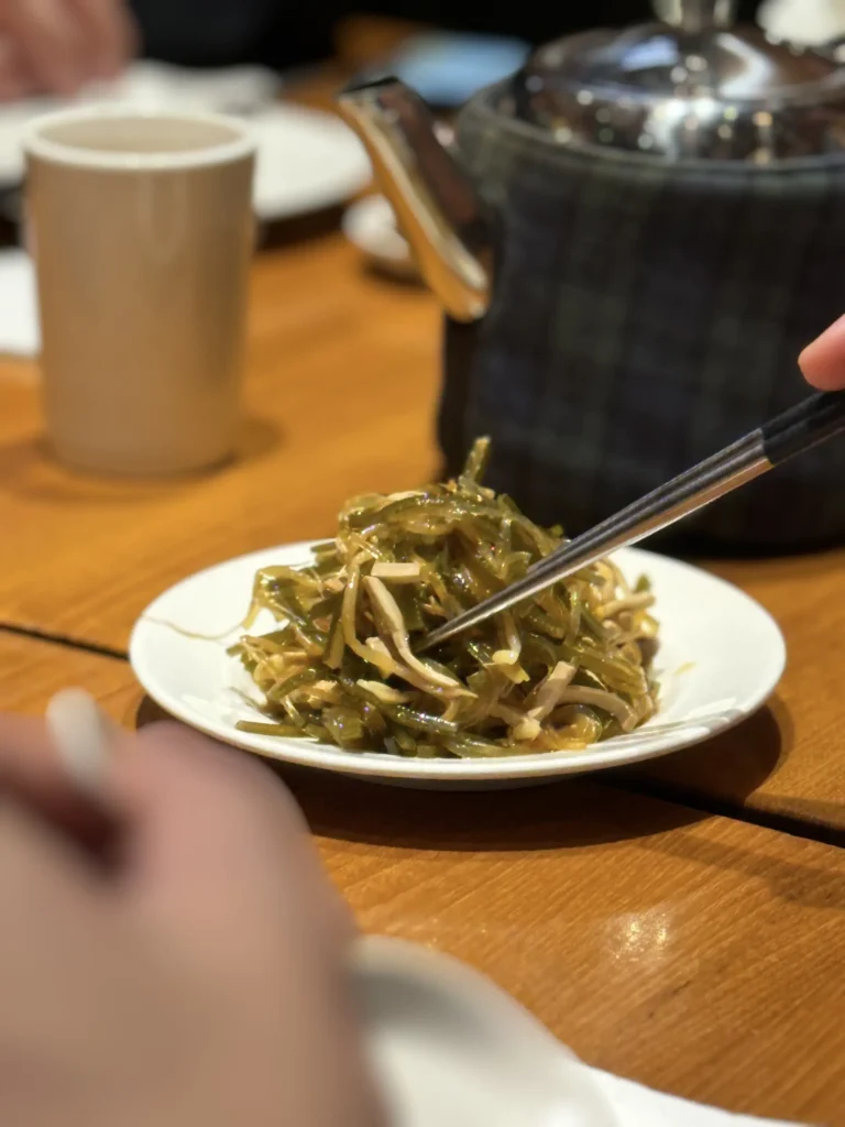 鼎泰豐の小菜（豆芽と春雨のサラダ、海藻、そして豆腐の細切り）。