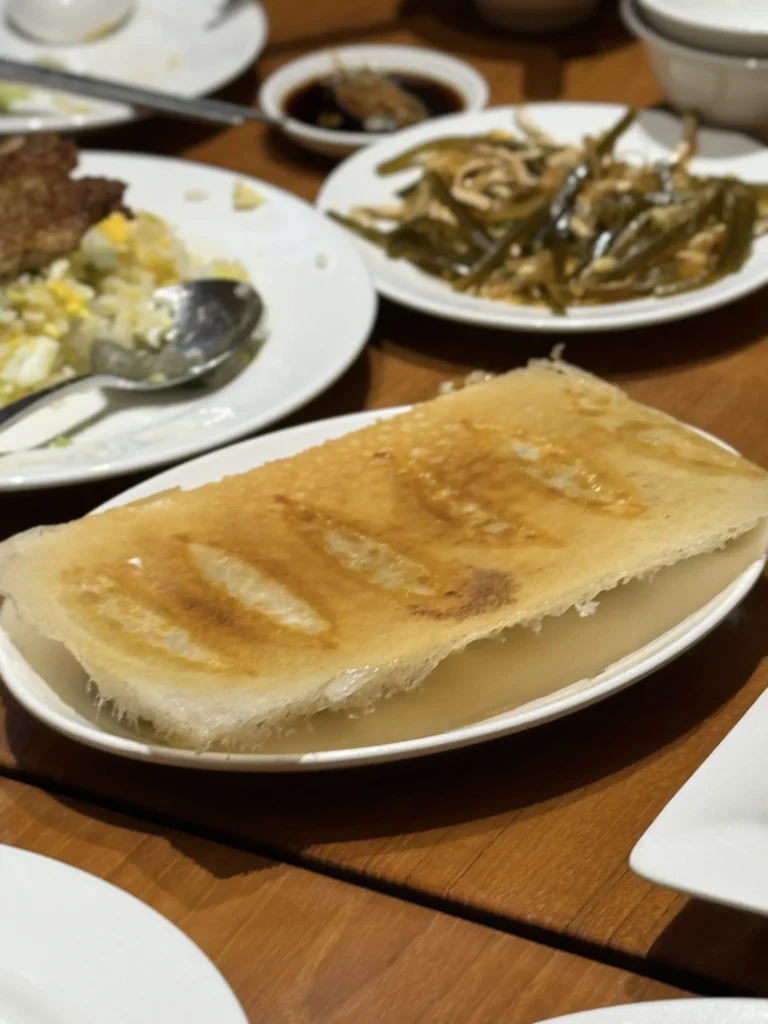 鼎泰豐のエビ肉の焼き餃子は、豚肉の餡とエビ、ニラが入っており、外はカリッと中はジューシーで素晴らしいです！