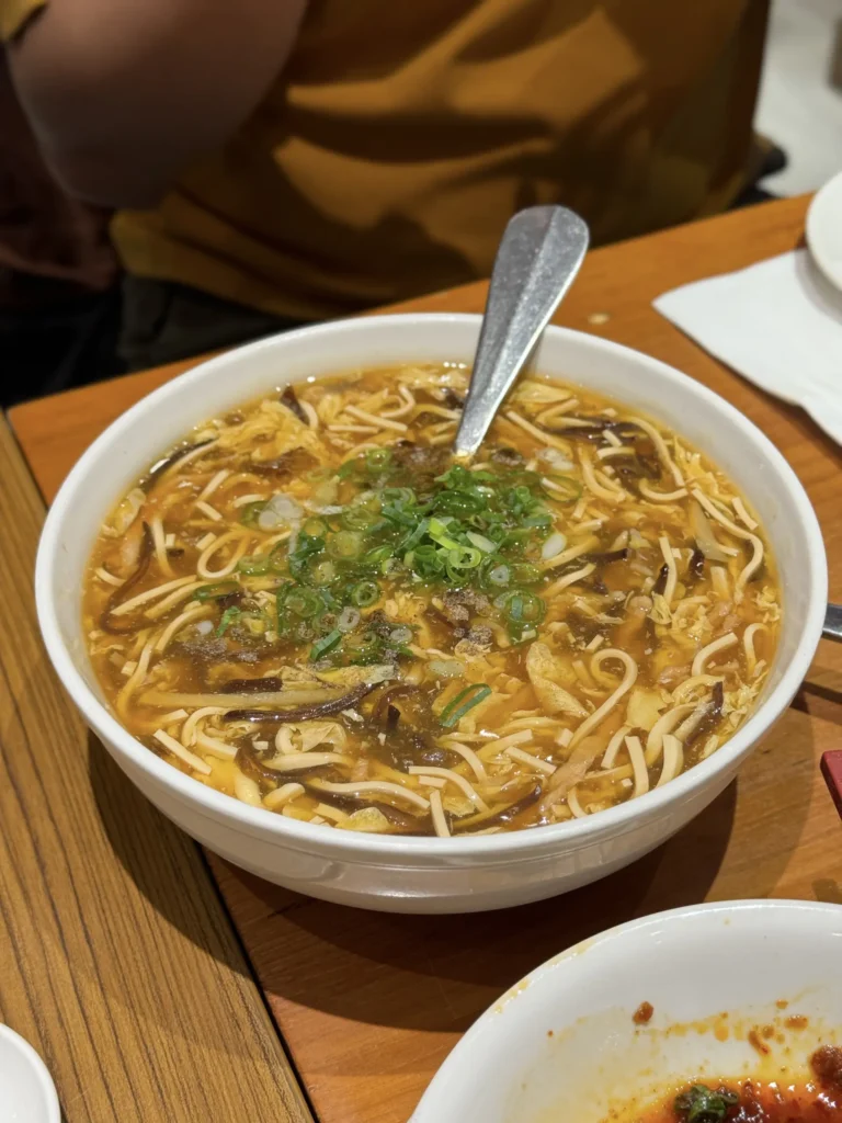 鼎泰豐の酸辣湯には、豆腐、木耳、筍の細切り、肉の細切り、卵花が入っており、辛いもの好きにはぴったりです。