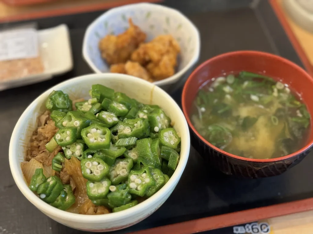 SUKIYA（すき家）的秋葵牛丼套餐。