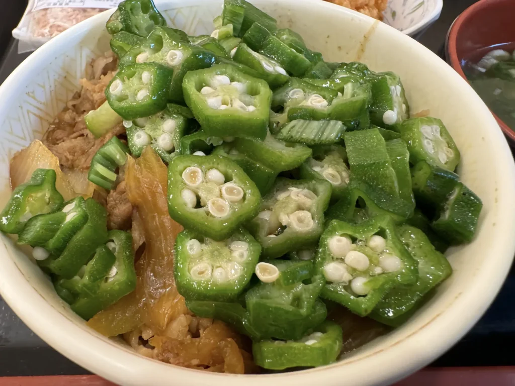 SUKIYA（すき家）的的秋葵牛丼套餐，秋葵份量很多。