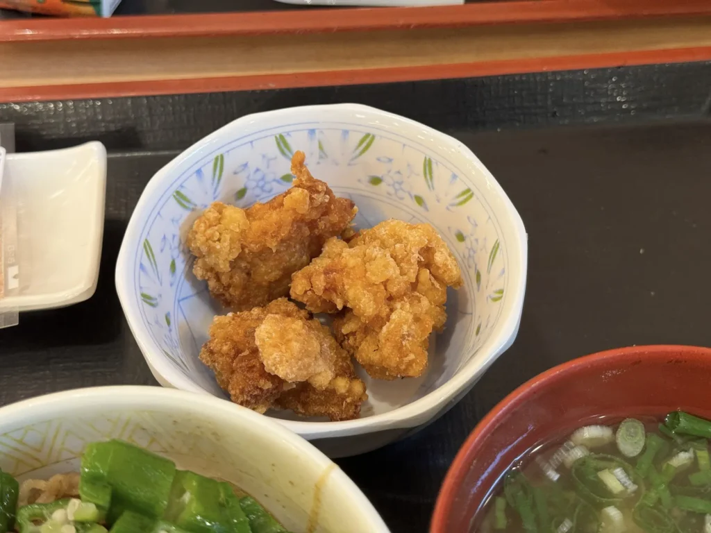 SUKIYA（すき家）的秋葵牛丼套餐附的唐揚雞。