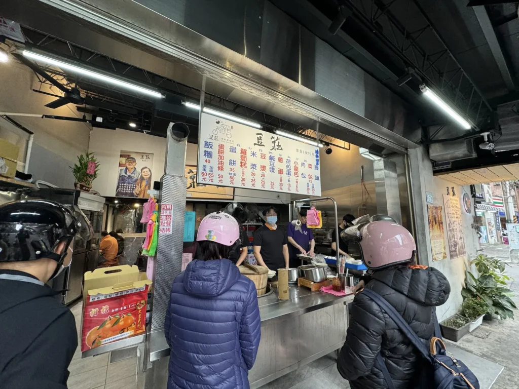 豆莊豆漿店店外排超級多人。