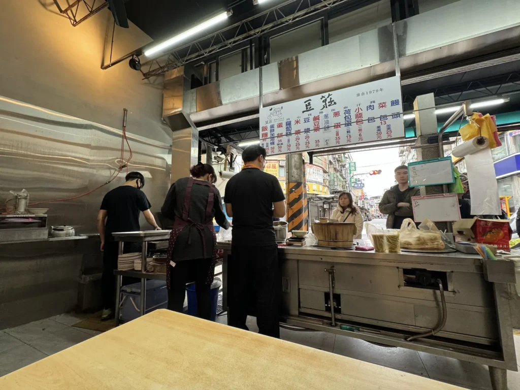 豆莊豆漿店內也是可以看到店員在忙碌的一面。