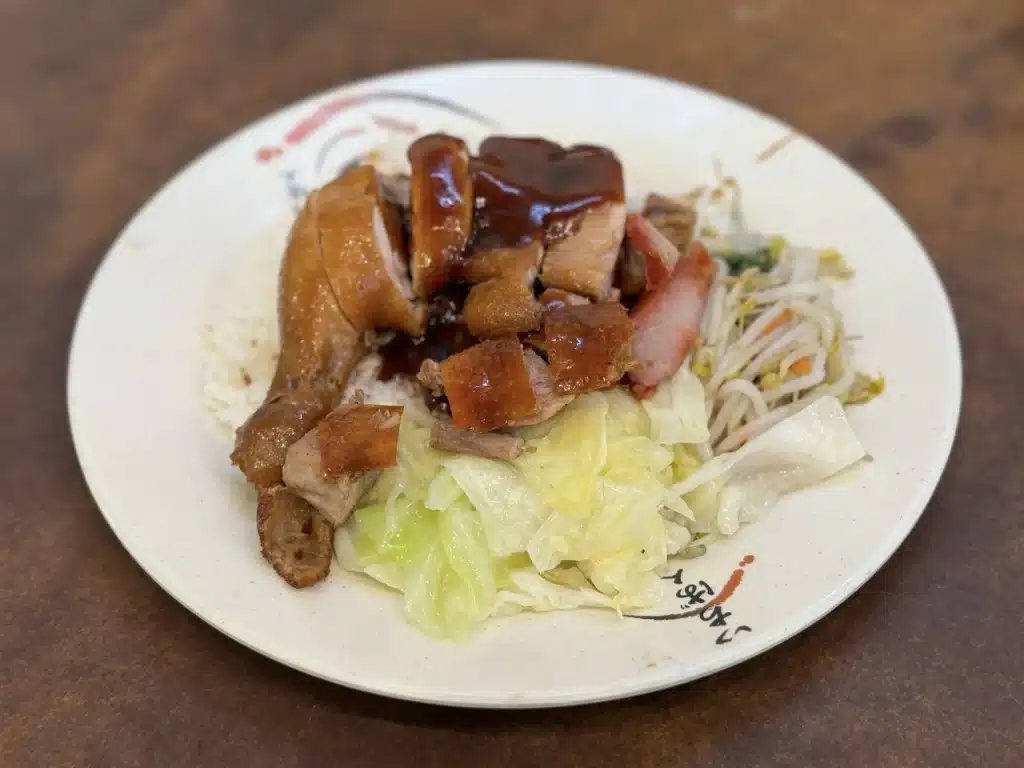 鳳城燒臘餐廳的雞腿飯。