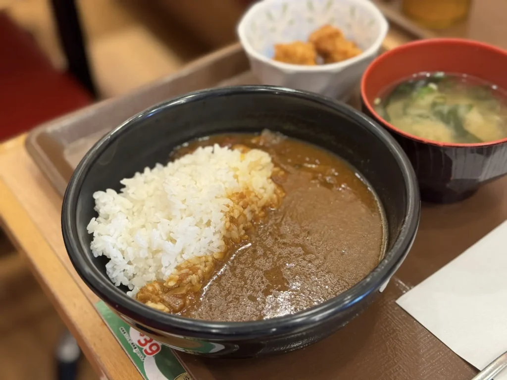 SUKIYA（すき家）的特製咖哩唐揚雞套餐，也是我家姐姐愛吃的。