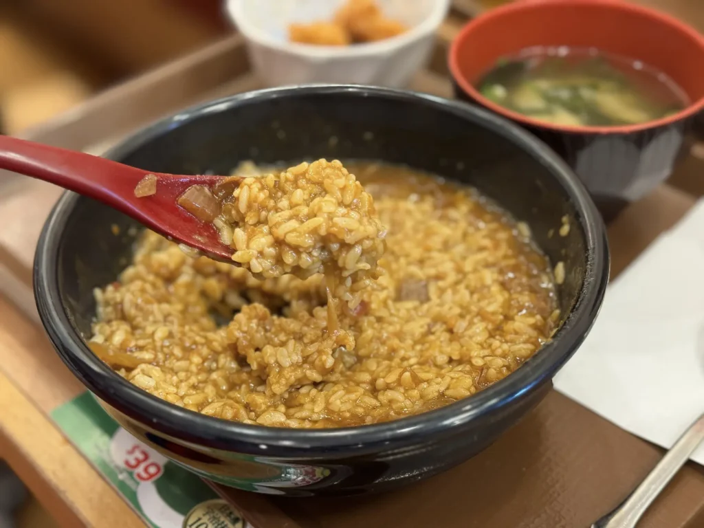 SUKIYA（すき家）的特製咖哩唐揚雞飯。