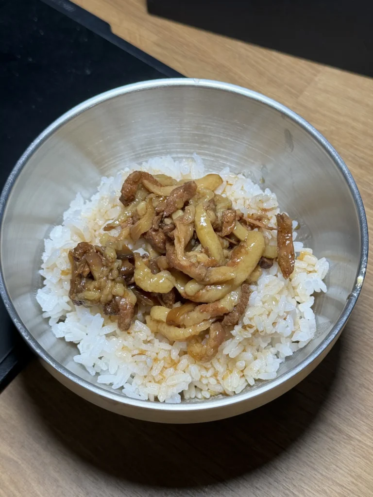 外帶回家的金峰魯肉飯的魯肉汁帶回家還是比較好吃。