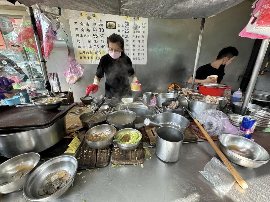 大龍峒肉羹共有兩人在處理熱食。