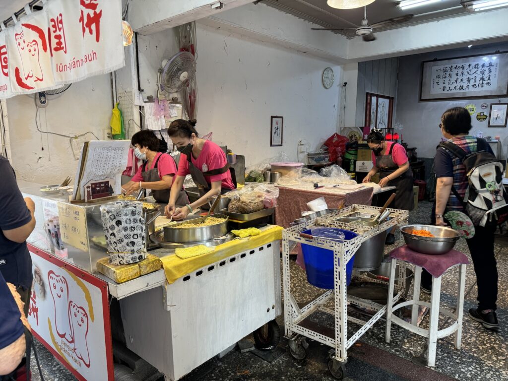 建國潤餅基本上有三個人在進行包潤餅。