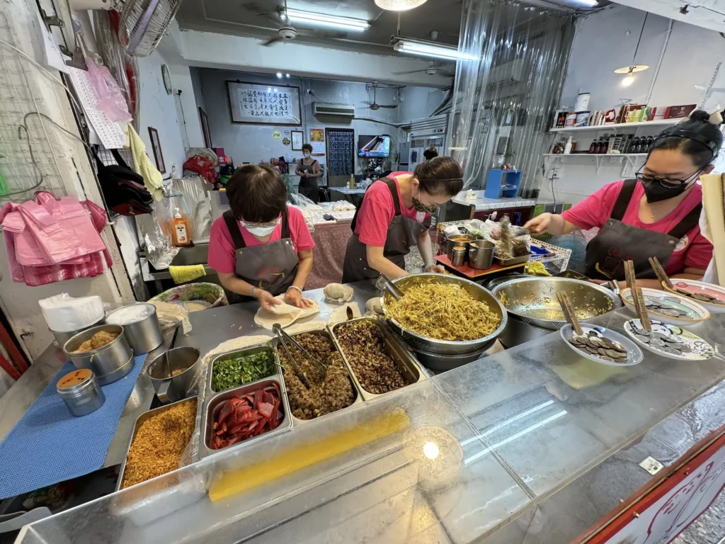 建國潤餅可以的話，就自備零錢，放在櫃台的零錢盤子裡。