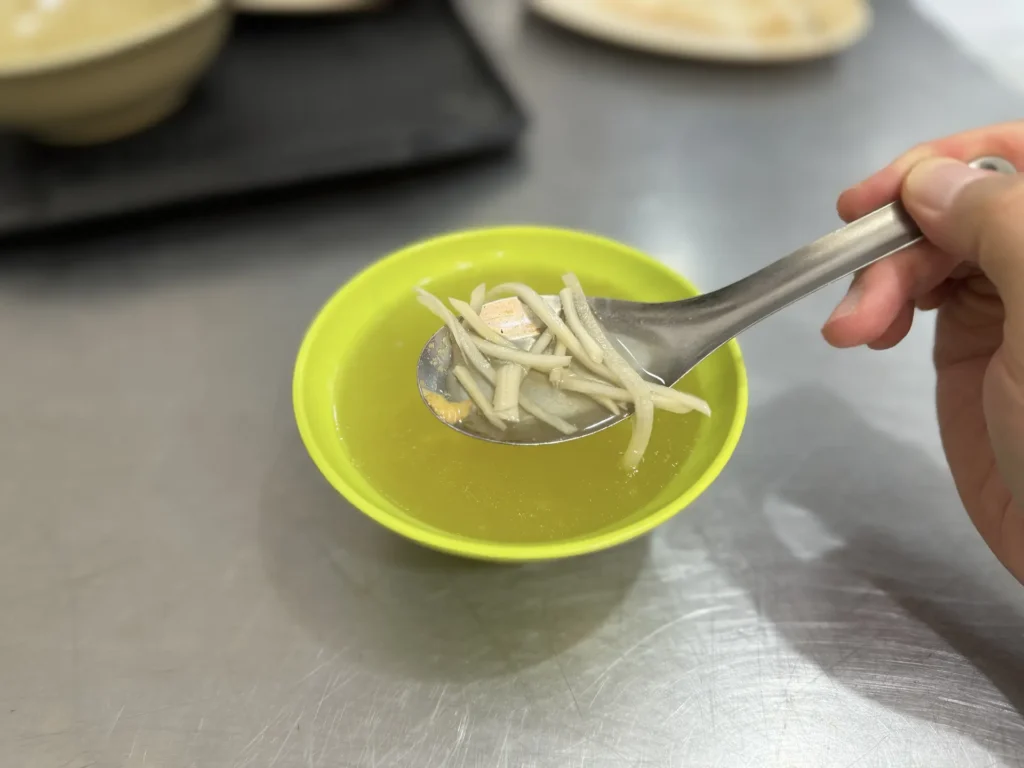 鄭記豬腳肉飯的大骨燉筍絲湯，筍子鮮嫩可口。