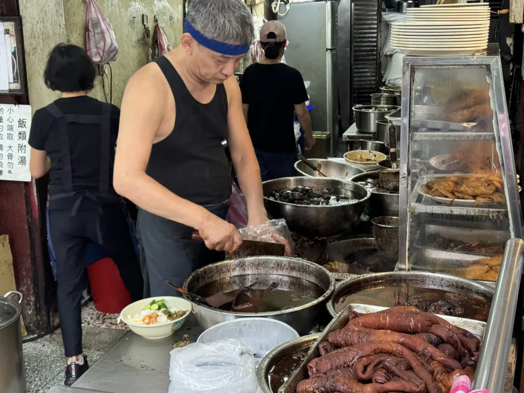 鄭記豬腳肉飯的老闆在切豬腳。