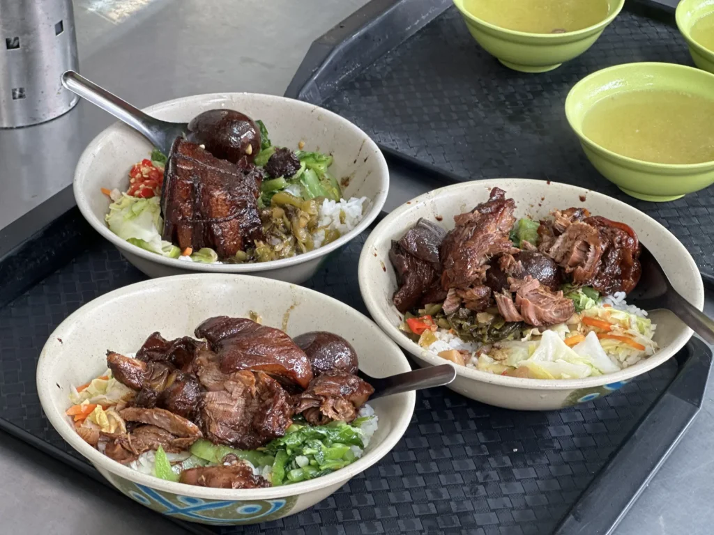 鄭記豬腳肉飯的豬腳肉飯和東坡肉飯。