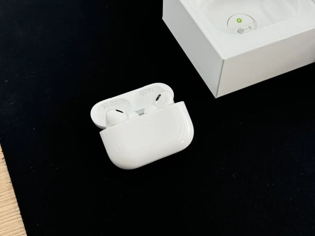 AirPods Pro 2 打開充電盒。