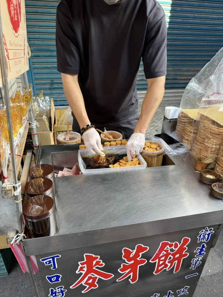 迪化街麥芽餅攤車。