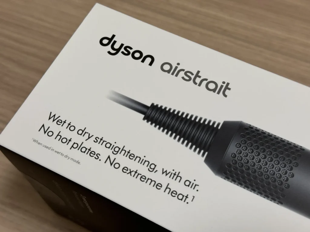 Dyson Airstrait HT01 二合一吹風直髮器包裝盒近照。