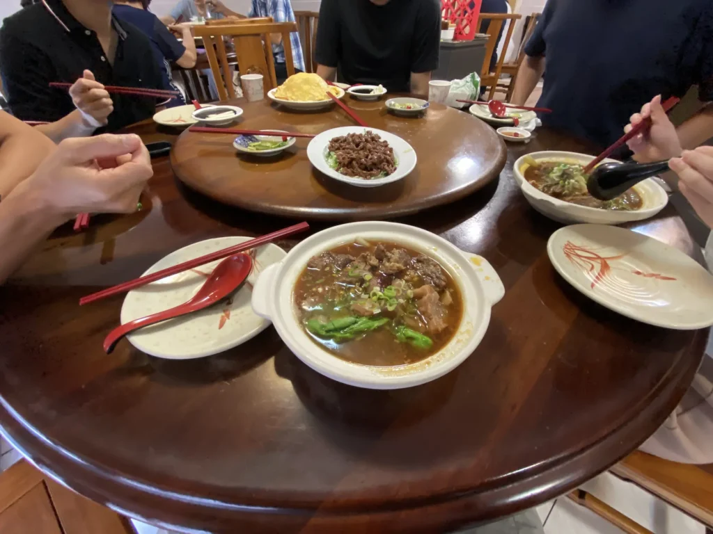 清真中國牛肉麵館的京醬肉絲與東北斤餅，大推！