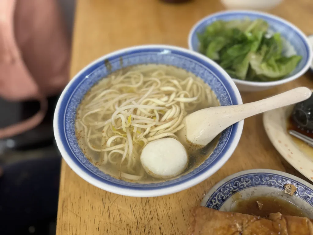 金華炸醬麵店的魚丸麵。