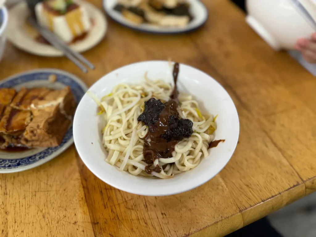 金華炸醬麵店的雙醬麵。