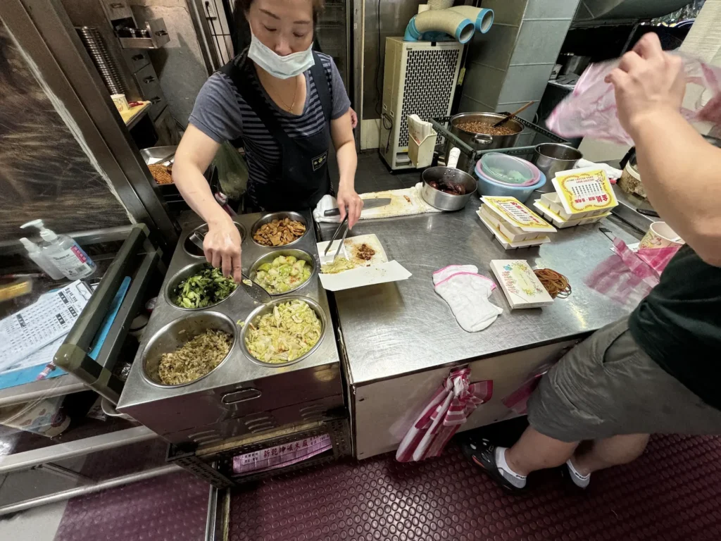 金銘雞腿魯肉飯的晚餐時間超忙碌。