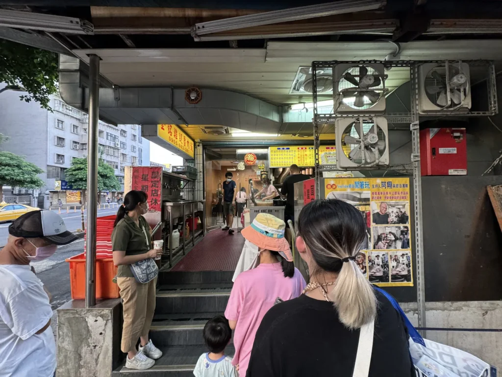 金銘雞腿魯肉飯的便當外帶居多。