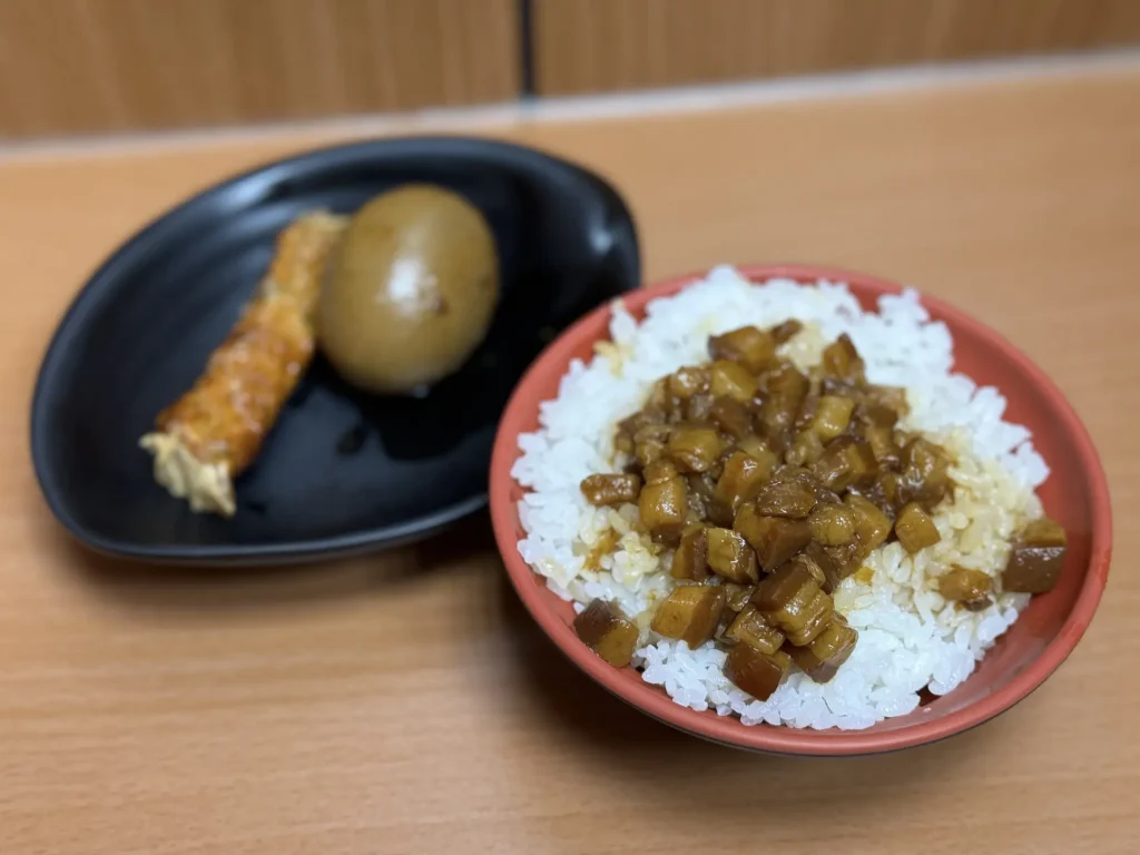 金銘雞腿魯肉飯的滷肉飯、蝦卷、滷鴨蛋。