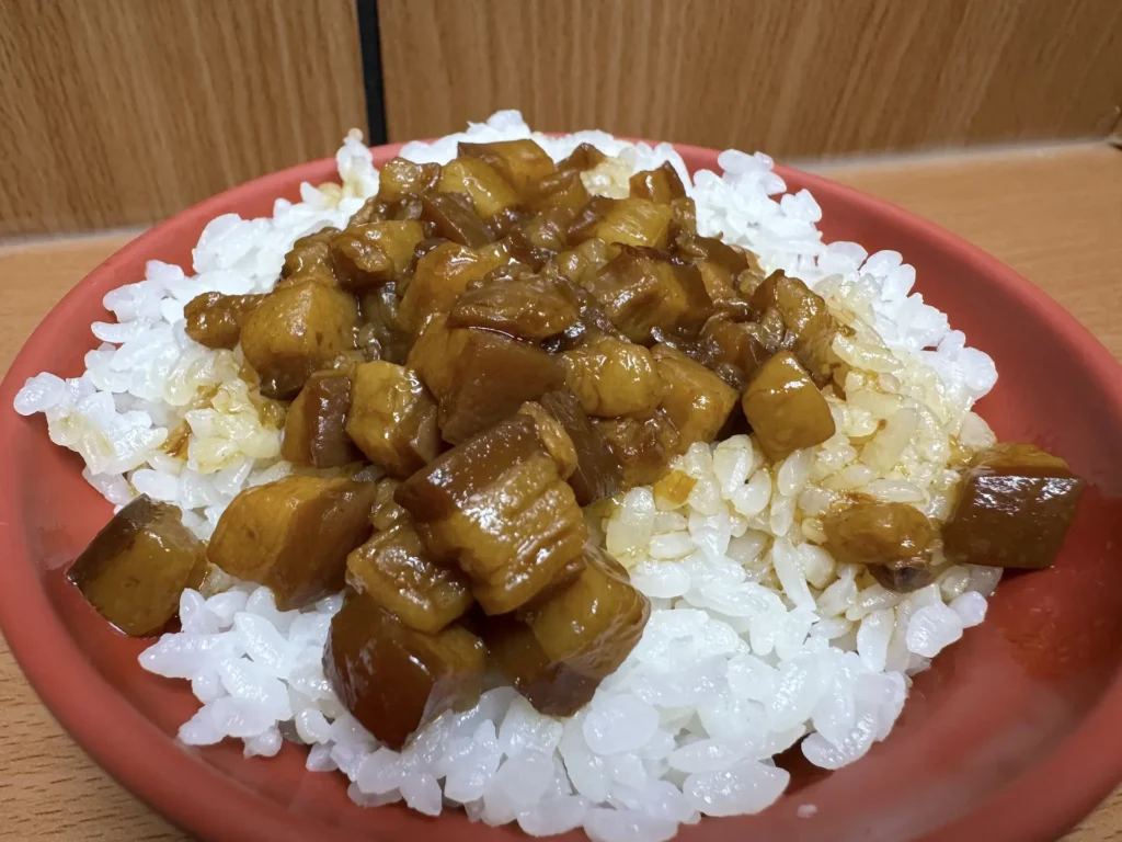 金銘雞腿魯肉飯算是很爽口的滷肉飯哦。