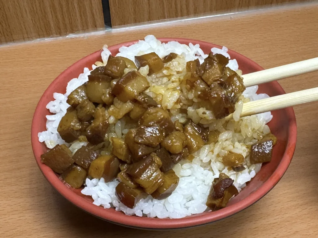 金銘雞腿魯肉飯不錯！