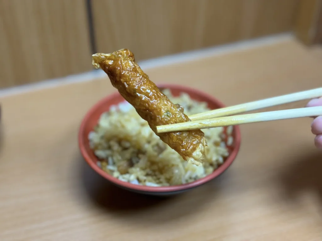 金銘雞腿魯肉飯的蝦卷私心覺得再大支一點就好了，哈哈。