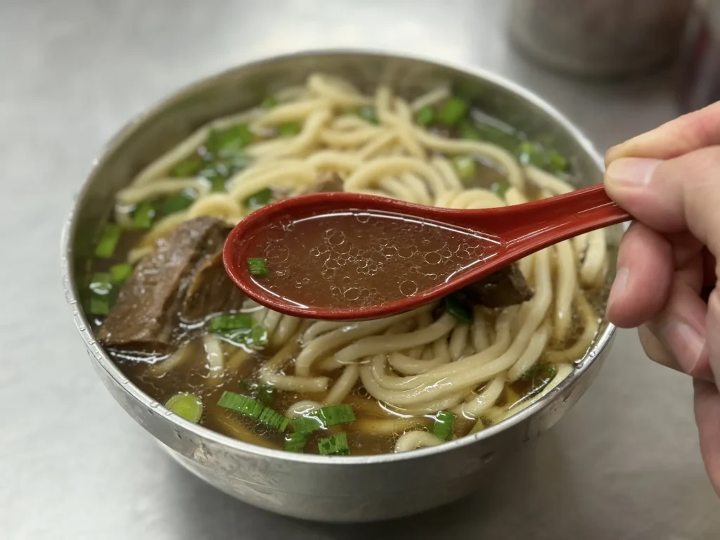 劉山東牛肉麵店的紅燒牛肉麵湯。