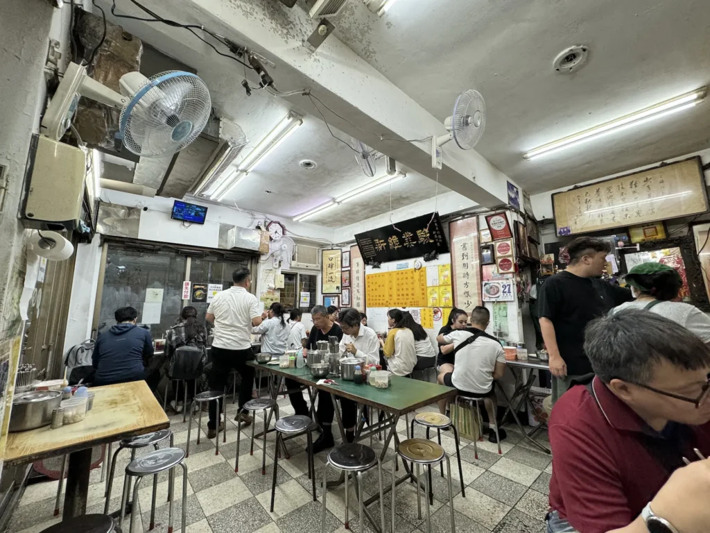 劉山東牛肉麵店，店內空間不大。