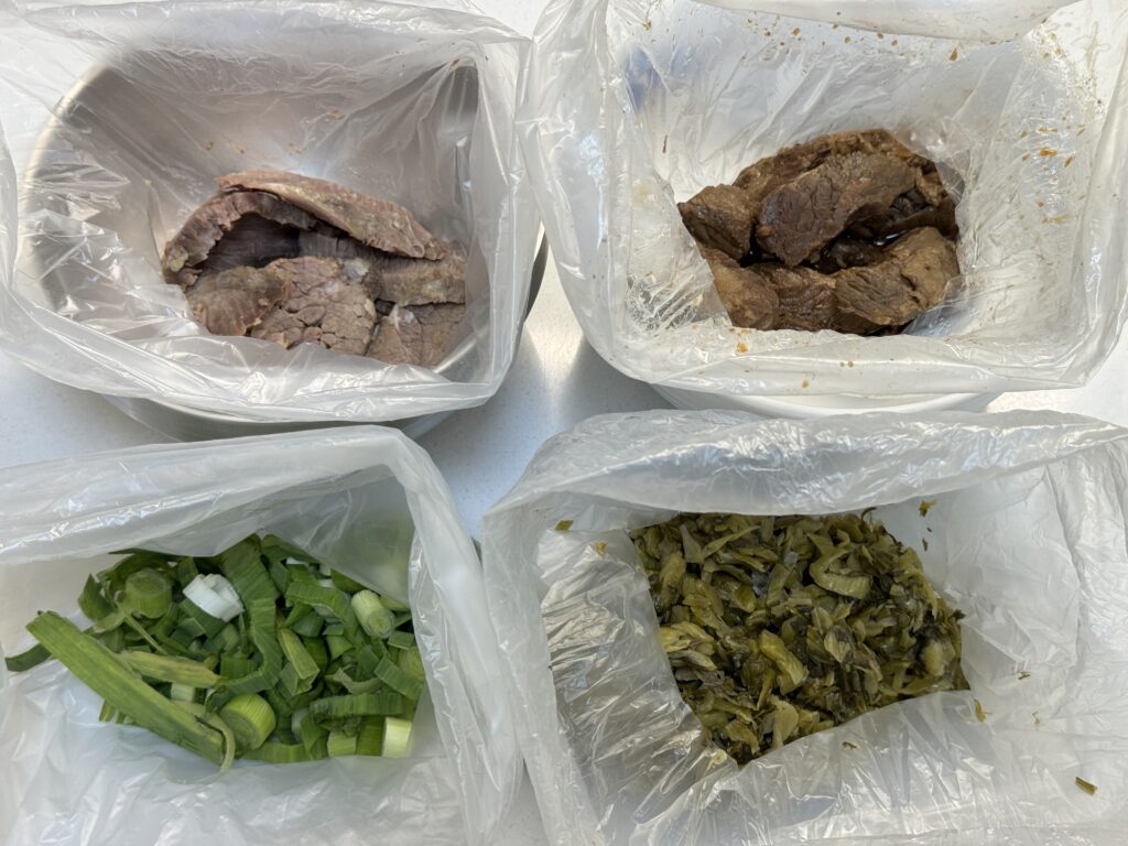 劉山東牛肉麵店的酸菜、蔥花、紅燒牛肉麵的澳洲牛助條肉塊和用台灣牛牛胸肉的清燉牛肉。