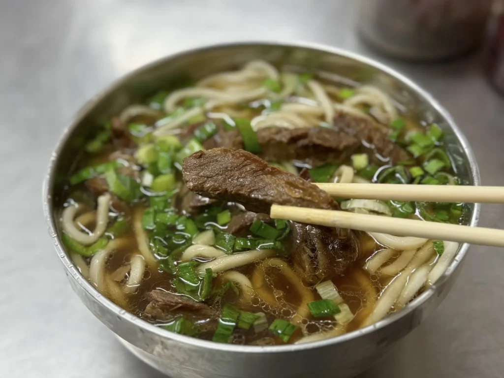 劉山東牛肉麵店的紅燒牛肉麵則是使用澳洲牛助條