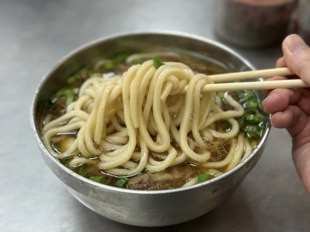 劉山東牛肉麵店的紅燒牛肉麵是使用粗麵條。